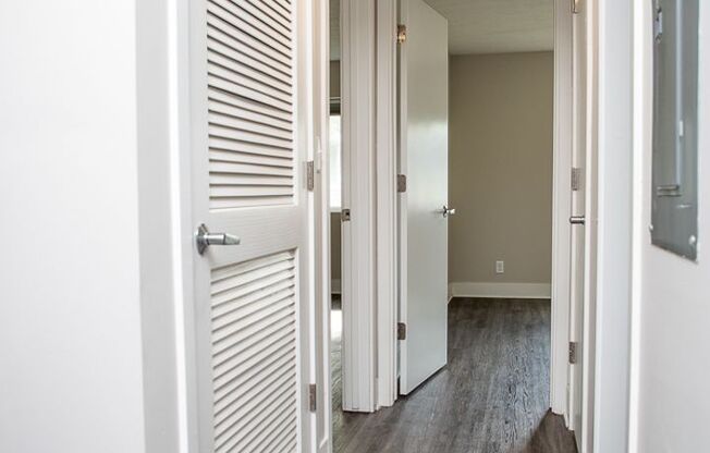 2 beds, 1 bath, $1,050, Unit 4001 Holdrege St. #7