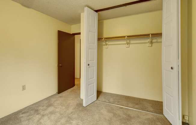Taiga Large Closet