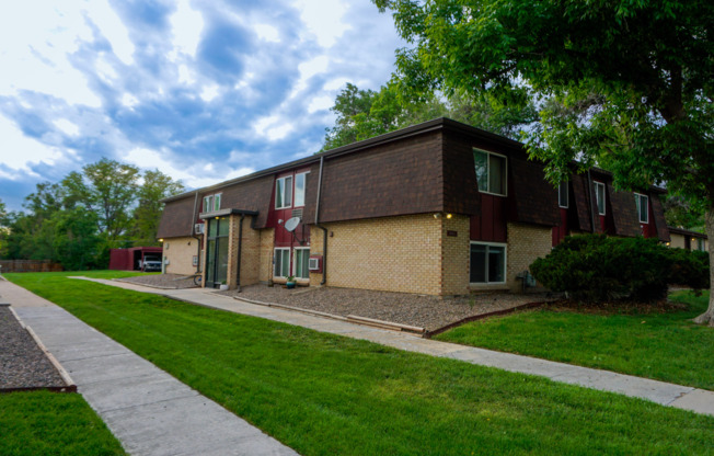 Affordable 2 bedroom 1 bath rom apartment Near Westminster Square + Parking Lot