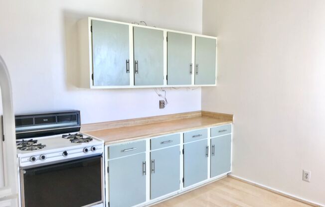 2 beds, 1 bath, $3,495, Unit 3963 24th Street