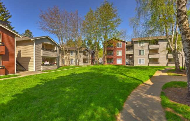 Fulton's Crossing and Landing Apartments exterior buildings and yard