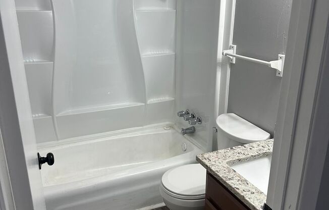 2 beds, 1.5 baths, $895, Unit 5B