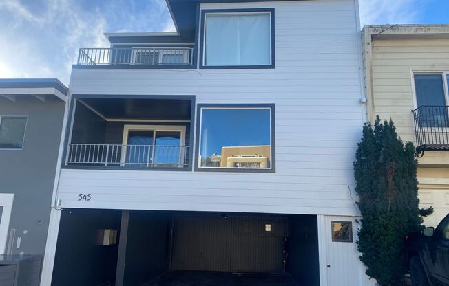 EPIC REA, INC.- Beautiful Noe Valley Remodeled 1 bed/ 1 bath with parking & laundry