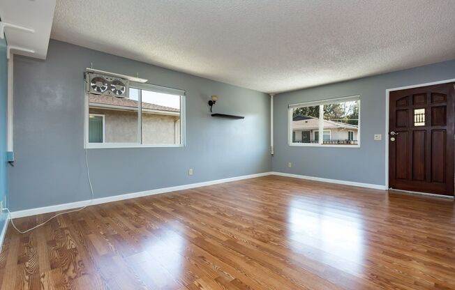 Adorable Upper Unit Condo with 1 Car Garage!