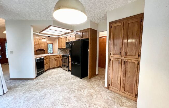 Spacious 3 BD/2BA Home Near Mt.Tabor w/2 Car Garage & W/D in Unit