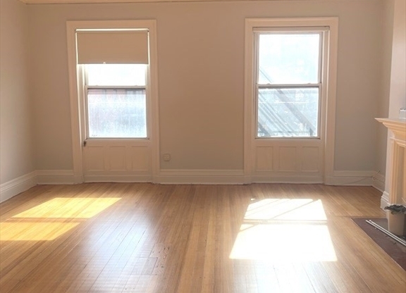 Studio, 1 bath, 400 sqft, $2,200, Unit 4