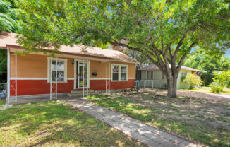 Cozy 2 Bedroom Home in Downtown San Antonio!