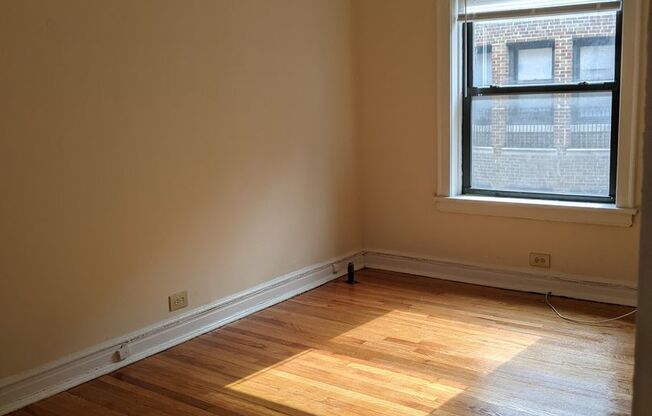 337 - *2554-68 W. Estes Building*