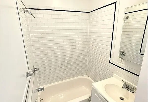 858 10 AVE