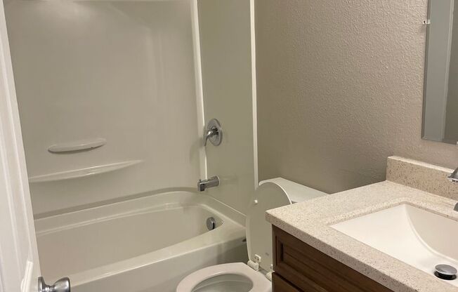 2 beds, 1 bath, 907 sqft, $1,400, Unit 1889B