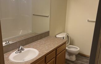 2 beds, 1 bath, 889 sqft, $1,355, Unit R032