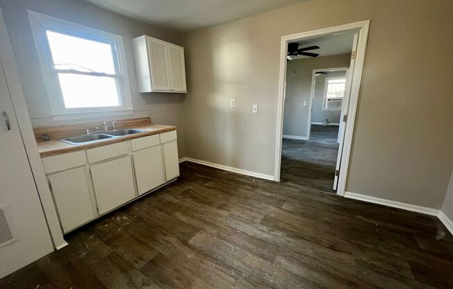 1 bed, 1 bath, 700 sqft, $1,200, Unit 341 W. Jackson Street