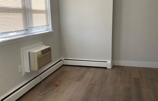 2 beds, 1 bath, $1,900, Unit 206