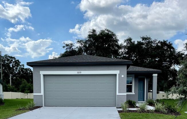 Available NOW! VERY well maintained 4/2 in Monroe Meadows / Wesley Chapel!