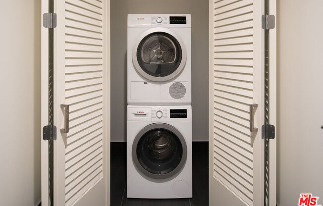 2 beds, 2.5 baths, 1,720 sqft, $6,500