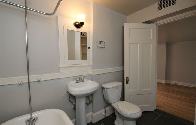 Studio, 1 bath, 404 sqft, $950, Unit B5