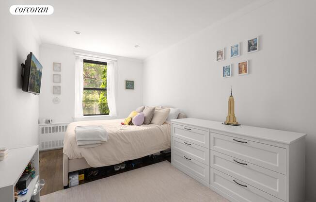 328 W 19 ST