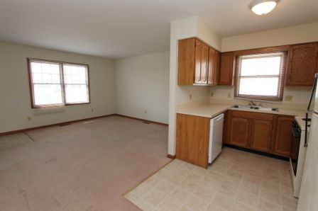 2 beds, 1 bath, $895, Unit APT. 3