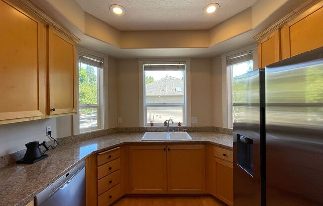 South Portland 2Bd/2.5Ba 3 Level Home ~ Washer/Dryer in Unit, 2 Car Tandem Garage!!! Close to OHSU!