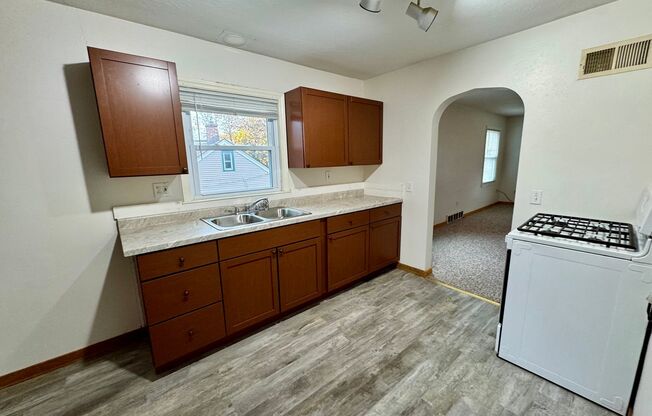 2 beds, 1 bath, 850 sqft, $850, Unit Upper