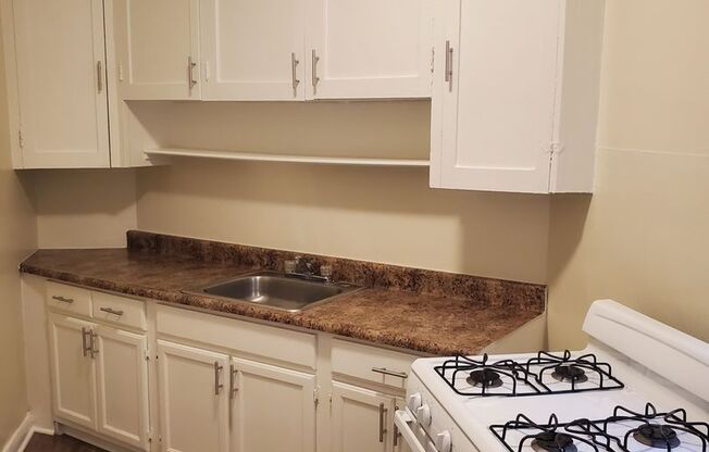 Studio, 1 bath, 550 sqft, $1,275, Unit 111