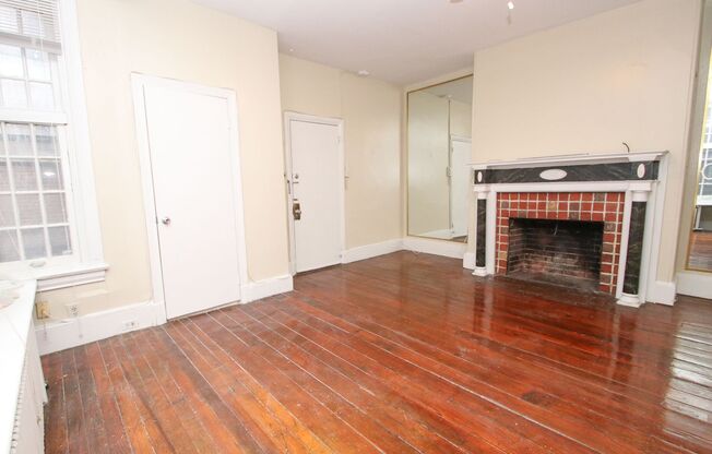 Fabulous Studio w/ Great Natural Light!*Available September*