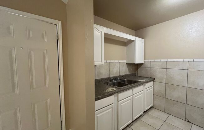 2 beds, 1 bath, $795