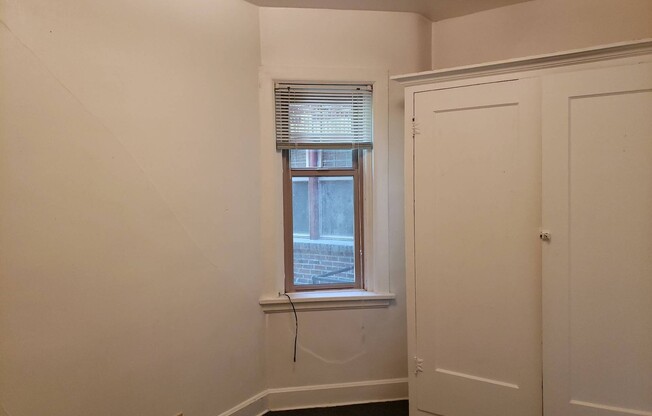 2 beds, 1 bath, $810, Unit J