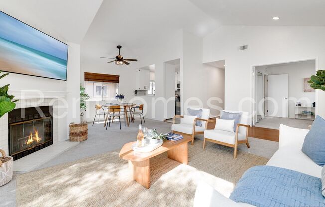 Rancho Bernardo, 11263-D Avd De Los Lobos, Upper Corner unit, AC, Fireplace, Comm Pool, Spa, Tennis and Fitness.