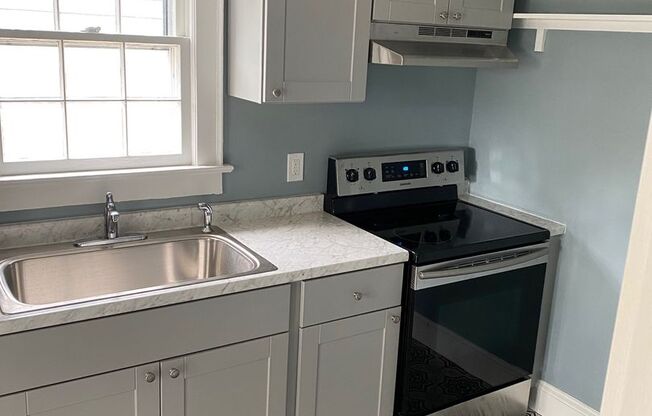 SUNSET PARK - 2 Bedroom House in quaint and sought after Sunset Park!