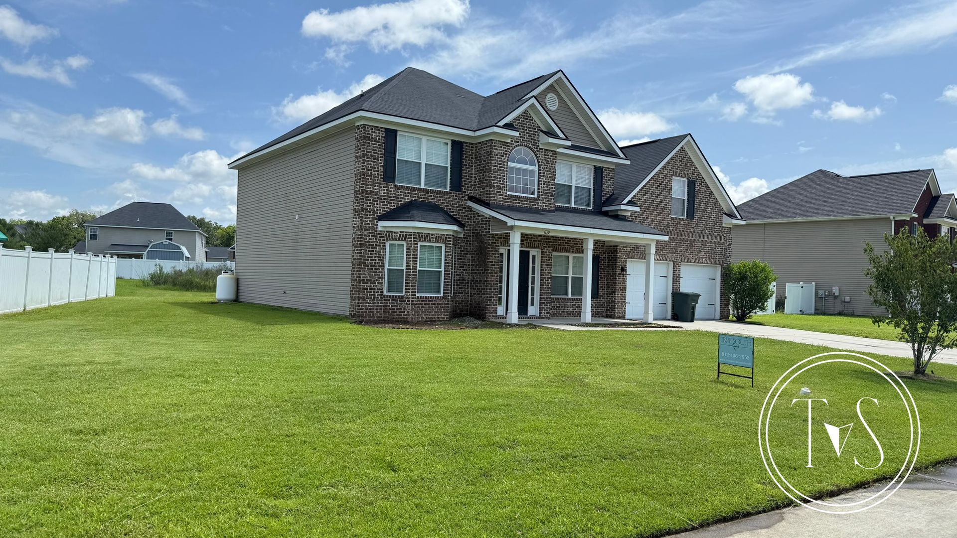 SPRING MOVE-IN SPECIAL: $300 OFF 1ST MONTH'S RENT!**