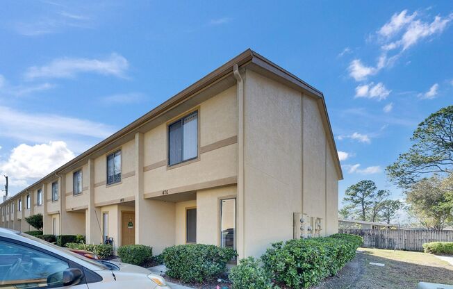 Please check out the freshly painted 2 bedroom 2.5 bath in brandon end unit