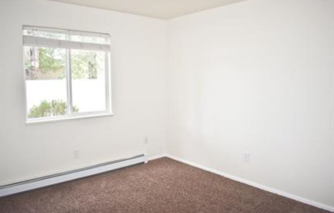 3 beds, 2 baths, 1,090 sqft, $1,595, Unit C