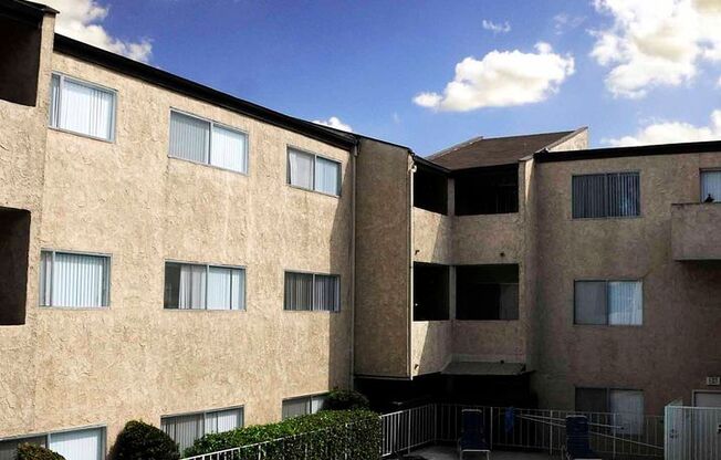 2 beds, 1.5 baths, 990 sqft, $2,395, Unit 242