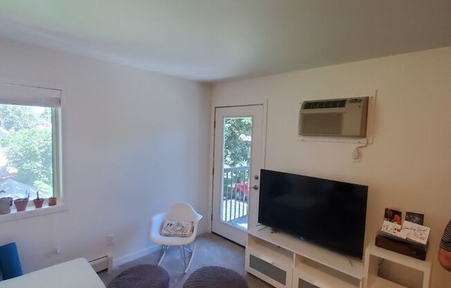 Studio, 1 bath, 703 sqft, $875, Unit Rhett's Row #6