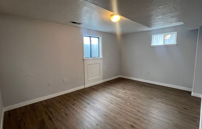 1 bed, 1 bath, $850, Unit 156 1/2 McKinley Ave