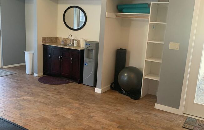 2 beds, 1 bath, 830 sqft, $1,275, Unit A09