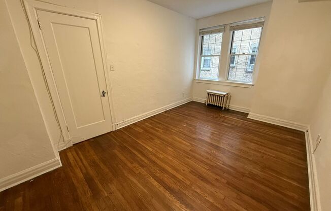 1 bed, 1 bath, 962 sqft, $1,510, Unit New King Edward  306