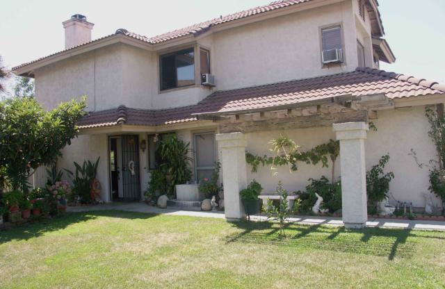 YOUR DREAM PRIVATE 2-STORY HOUSE AWAITS IN SOUTHRIDGE FONTANA!