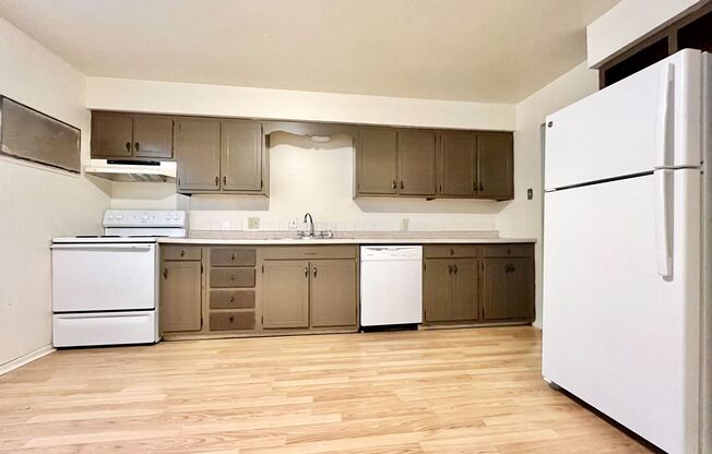 3 beds, 1 bath, $1,595, Unit 29th 2252 #4