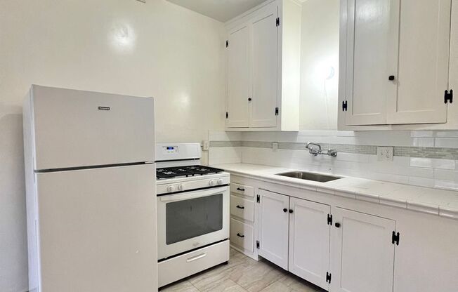 1 bed, 1 bath, 700 sqft, $1,995, Unit 2821 E Theresa St