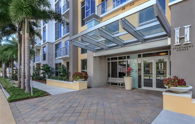 Hermitage_Apartments_Exterior_2_Saint_Petersburg_FL