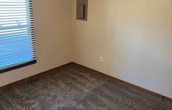 2 beds, 1 bath, 875 sqft, $845, Unit Unit B