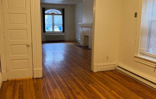 1 bed, 1 bath, $1,149, Unit 1248 W Walnut St-1st Floor