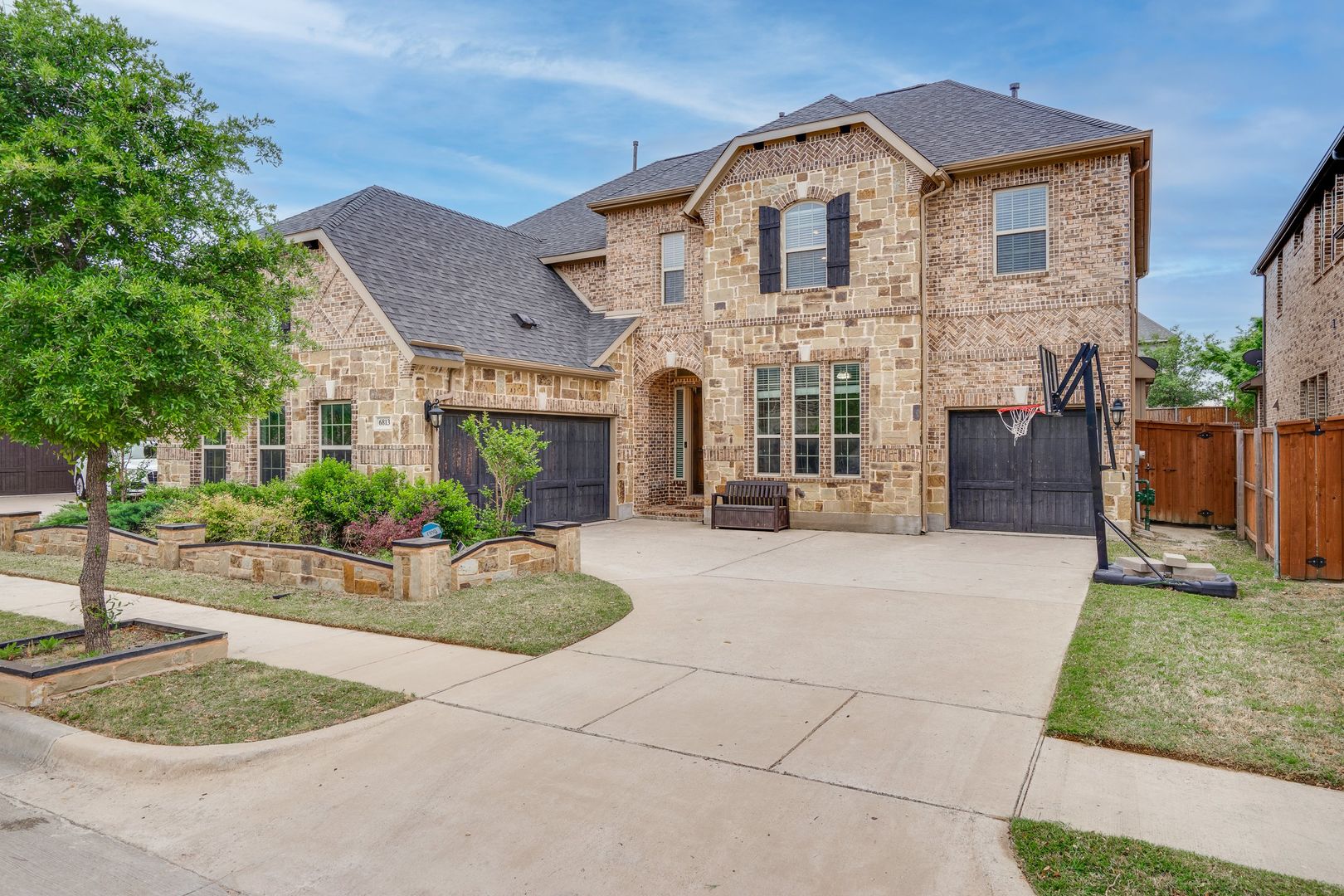 Beautiful home with elegant curved staircase & 2-story ceilings located in Frisco ISD.