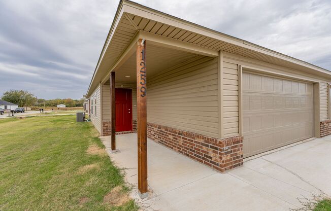 3-bedroom 2 bath Duplex in Lincoln!! Newly Fenced Yard!