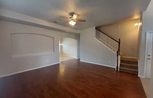 Lovely 4 Bedroom Home with Master Downstairs-Easy Access to I-35