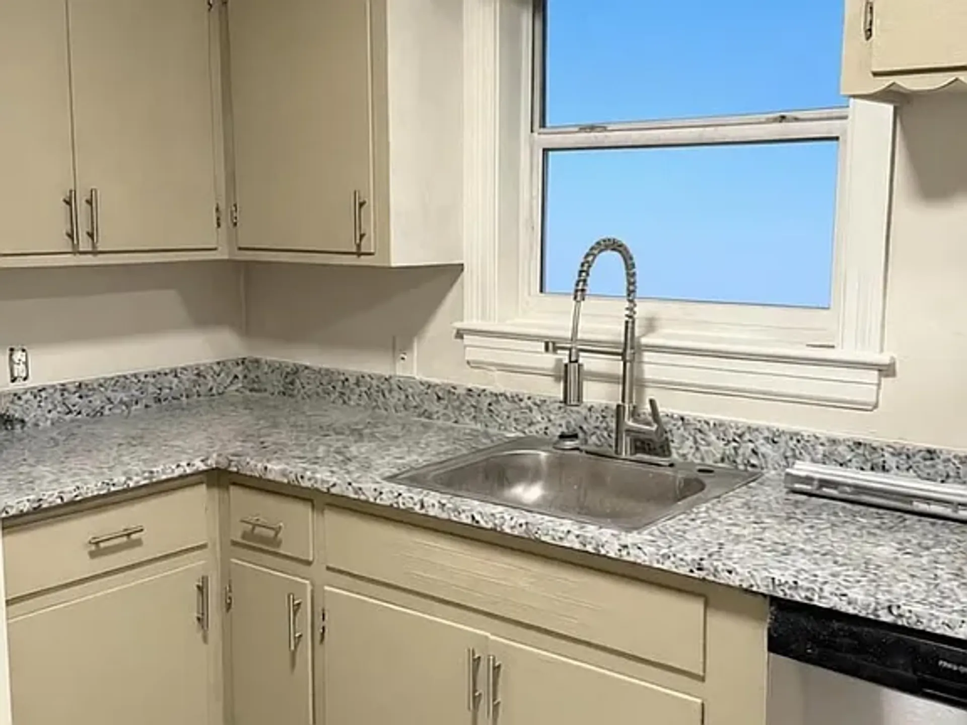 718 Sunset Ave Apartments