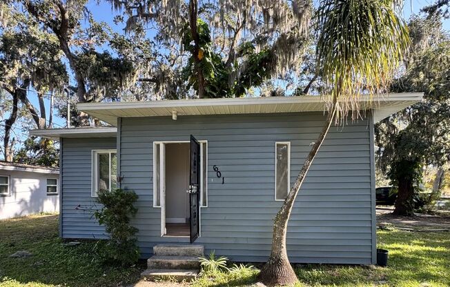 FOR RENT!! CUTE AND COZY BUNGALOW STYLE 3 BEDROOM 1 BATH SINGLE FAMILY HOME (MOVE IN SPECIAL)..