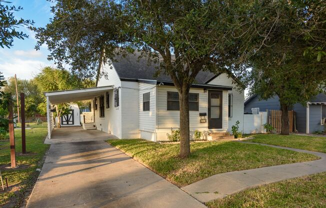 CHARMING 2BD/1BTH HOME ON A LARGE LOT WITH LAWN CARE INCLUDED